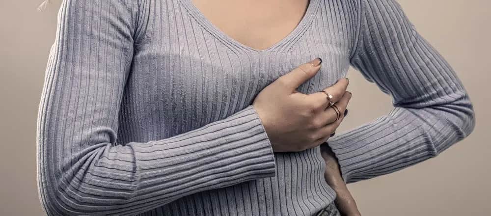 Czy podczas menopauzy bolą piersi? Poznaj przyczyny i objawy