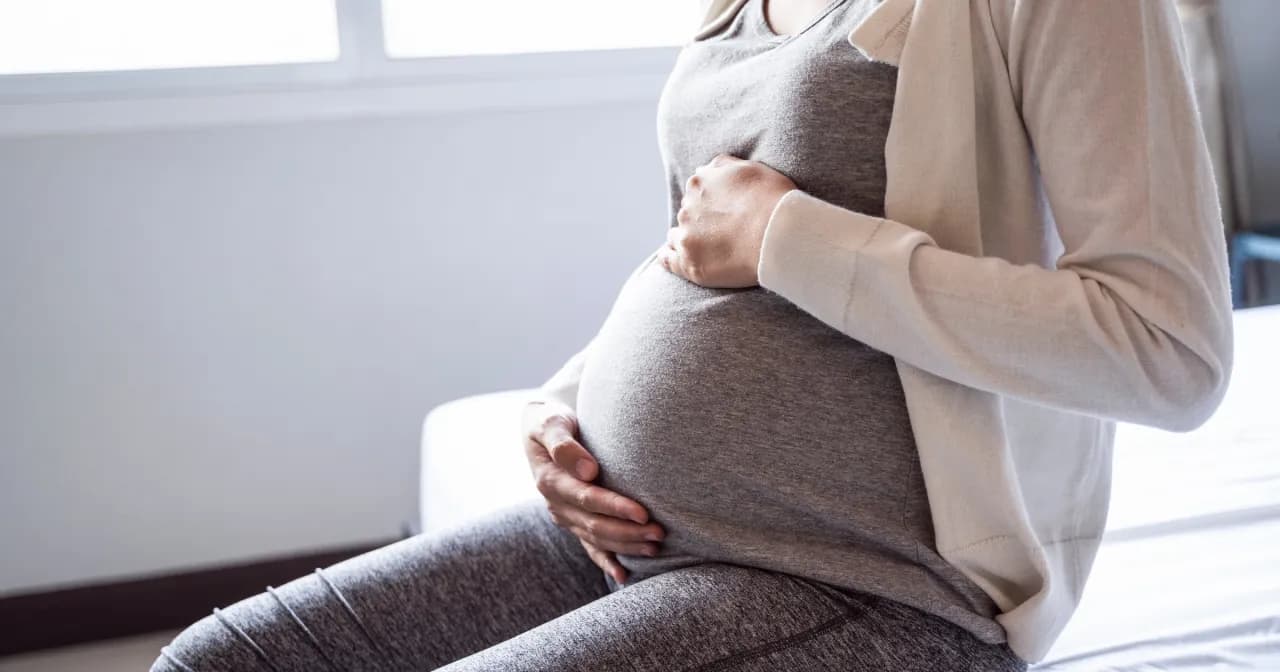 Ból jak na okres a ciąża – co oznacza i kiedy się martwić?