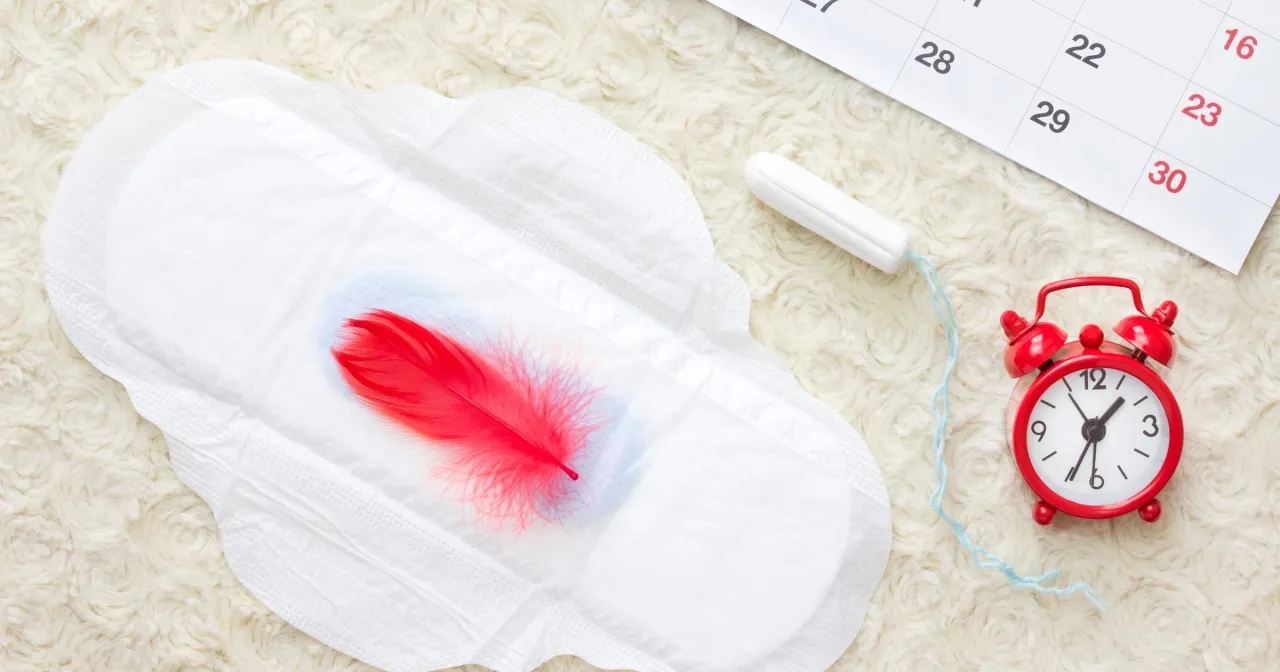 Kiedy pierwsza miesiączka? Zaskakujące fakty i objawy, które warto znać